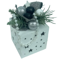 Новогодняя подвеска деревянная «Подарок» объемная 6*6*7 см, белый