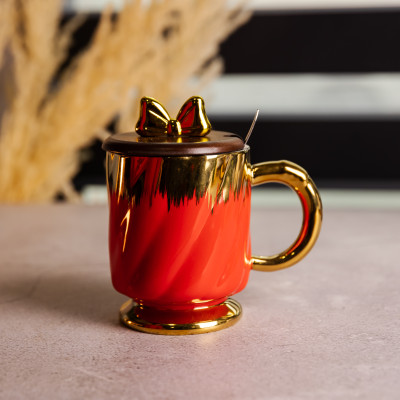 Чашка фарфоровая Ribbon 450 мл с крышкой и ложкой, красный Чашка фарфоровая Ribbon 450 мл с крышкой и ложкой, красный