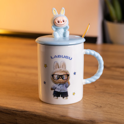 Чашка фарфоровая Labubu 300 мл с крышкой и ложкой, голубой Чашка фарфоровая Labubu 300 мл с крышкой и ложкой, голубой