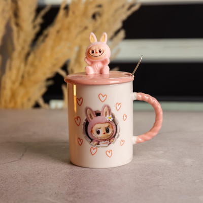 Чашка фарфоровая Labubu 300 мл с крышкой и ложкой, розовый Чашка фарфоровая Labubu 300 мл с крышкой и ложкой, розовый