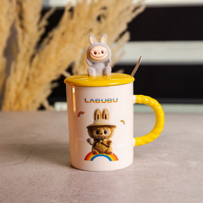 Чашка порцелянова Labubu 300 мл з кришкою і ложкою, жовтий Чашка порцелянова Labubu 300 мл з кришкою і ложкою, жовтий