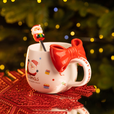 Чашка порцелянова Christmas Ribbon 400 мл з ложкою, червоний Чашка порцелянова Christmas Ribbon 400 мл з ложкою, червоний