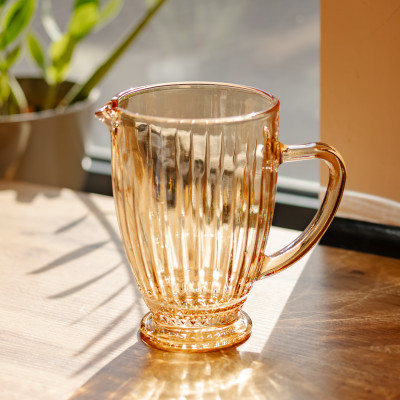 Кувшин для напитков 1,2 л фигурный прозрачный ребристый из толстого стекла, янтарный Кувшин для напитков 1,2 л фигурный прозрачный ребристый из толстого стекла, янтарный