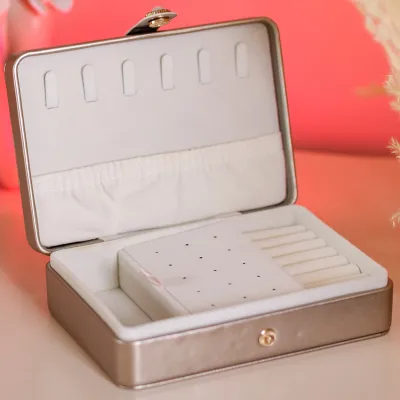 Шкатулка-органайзер для украшений из экокожи на кнопке 16х11х4,7 см, белое золото Шкатулка-органайзер для украшений из экокожи на кнопке 16х11х4,7 см, белое золото