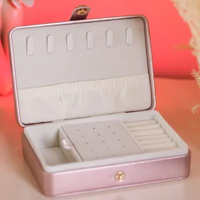 Шкатулка-органайзер для украшений из экокожи на кнопке 16х11х4,7 см, розовое золото Шкатулка-органайзер для украшений из экокожи на кнопке 16х11х4,7 см, розовое золото