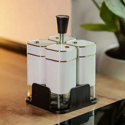 Набір ємностей для спецій на підставці 4 шт по 120 мл, білий Набір ємностей для спецій на підставці 4 шт по 120 мл, білий