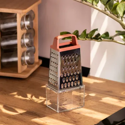 Тертка чотиристороння з пластиковим контейнером 8.5*6*21 см Тертка чотиристороння з пластиковим контейнером 8.5*6*21 см