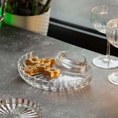 Блюдо для закусок фигурное с соусником 21*19*3 см, прозрачный Блюдо для закусок фигурное с соусником 21*19*3 см, прозрачный